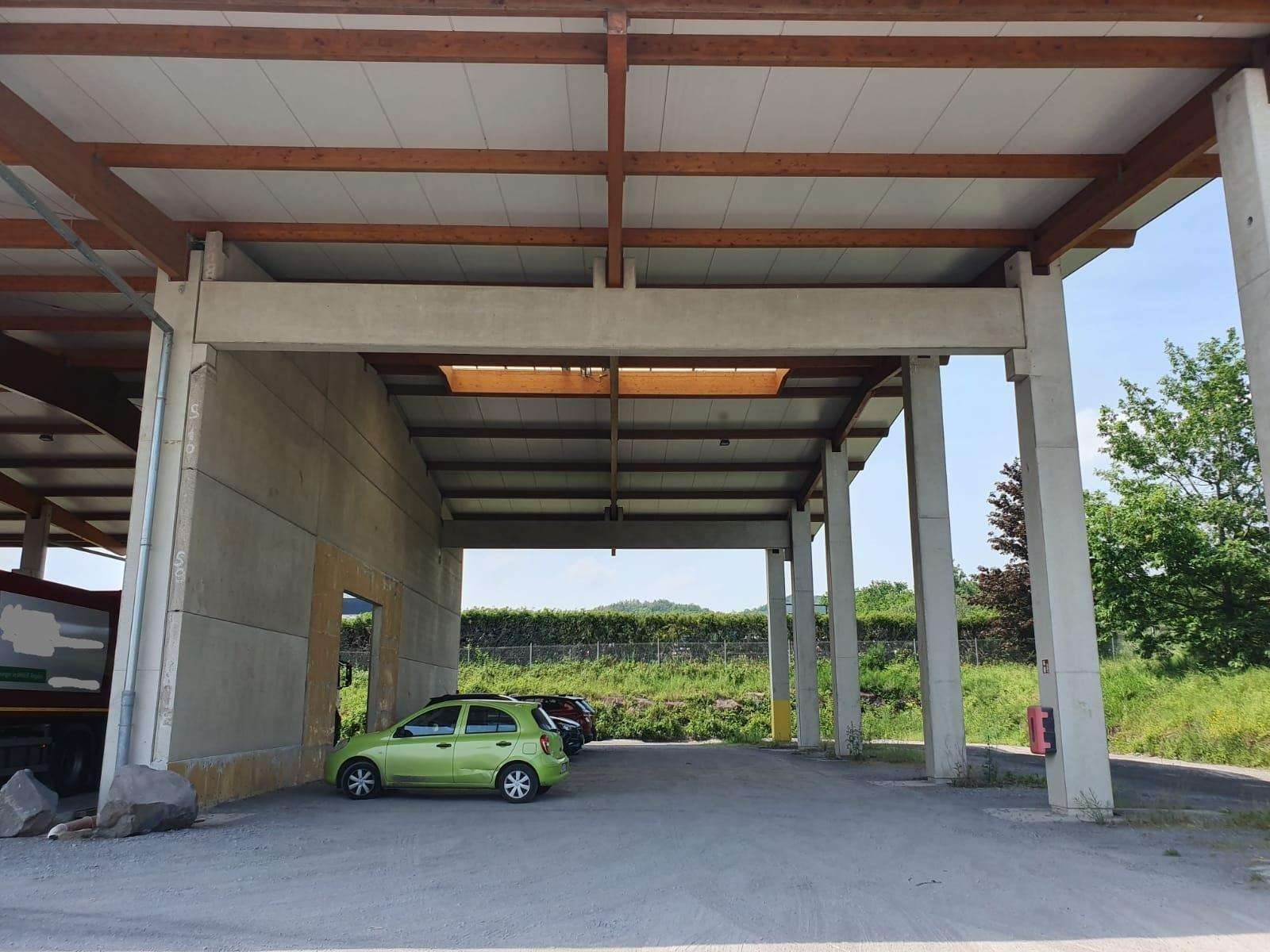 OFFENE HALLE (51 m x 28 m) mit gro&szlig;em Freigel&auml;nde